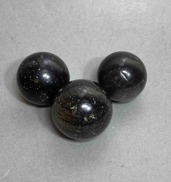 Reducere! Sferă suvenir din piatră naturală obsidian argintiu, diametru 30 mm ±, greutate de la 30 g (defecte)