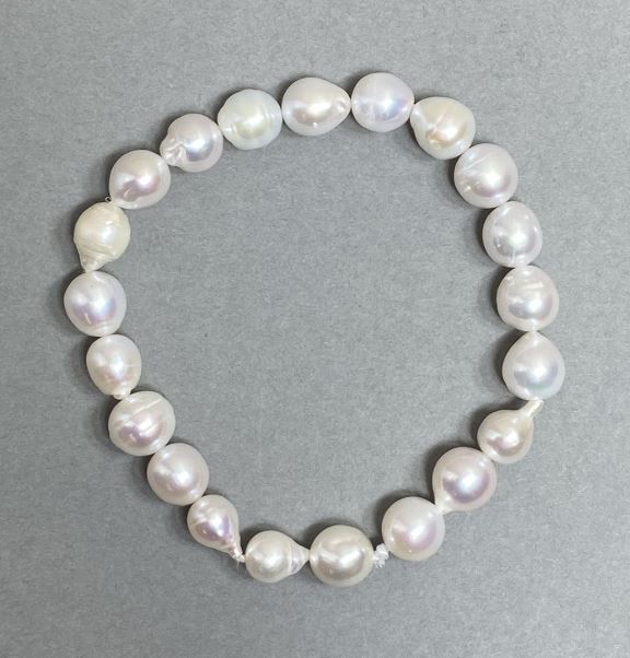 Brățară cu perle de râu 6,5–8×8–9 mm, lungime 18 cm, elastică