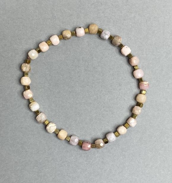 Brățară elastică din opal roz și hematit, cuburi tăiate de 5x5 mm și hematit cub de 2x2 mm, lungime 18 cm