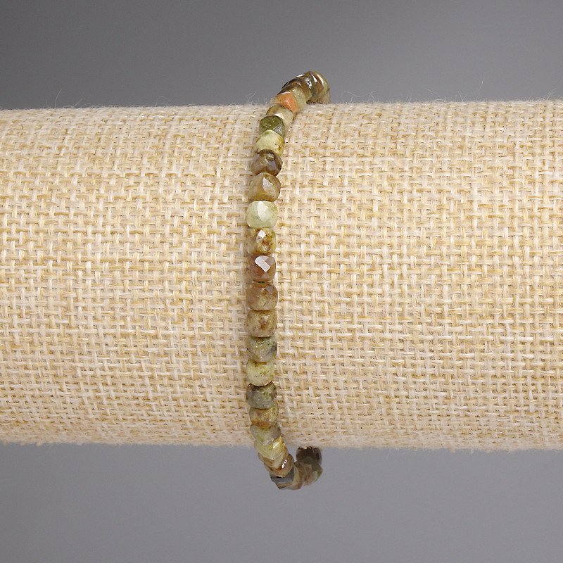 Brățară din groșular tăiate cuburi 4×4 mm, lungime 18 cm, șnur elastic