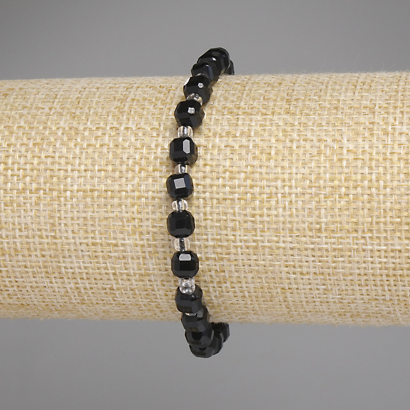 Brățară cu turmalină tăiată în cuburi, diametru 5×5 mm ±, mărgele de 3 mm ±, lungime 18 cm ±, elastic