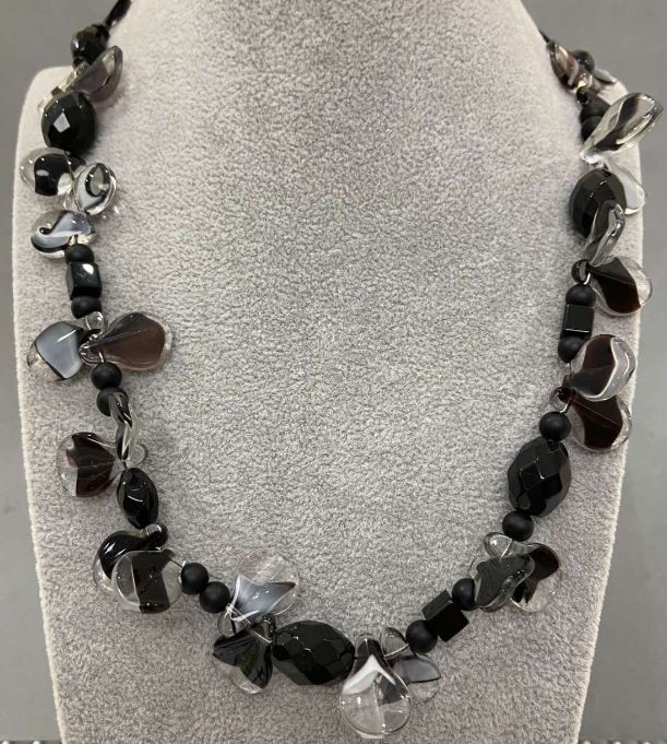 Colier din sticlă de Murano cu mărgele în formă de fluture, 20x12 mm ±, agate artificiale tăiate 11x7 mm ±, 16x11 mm ±, lungime 60 cm ±, cu închizător