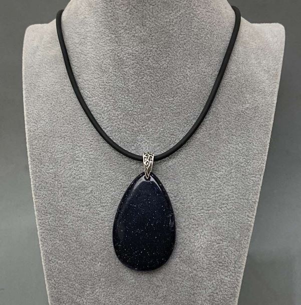 Colier de aventurin „Noaptea Cairo”, 40x55 mm (+-), pe șnur de cauciuc, lungime 60 cm, extindere de 5 cm