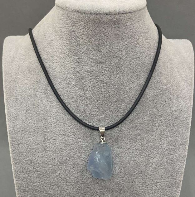 Pandantiv din acvamarin brut, dimensiuni aproximative 31×16–37–18 mm ±, pe șnur, diametru șnur 2,5 mm ±, lungime 50 cm ±, lanț