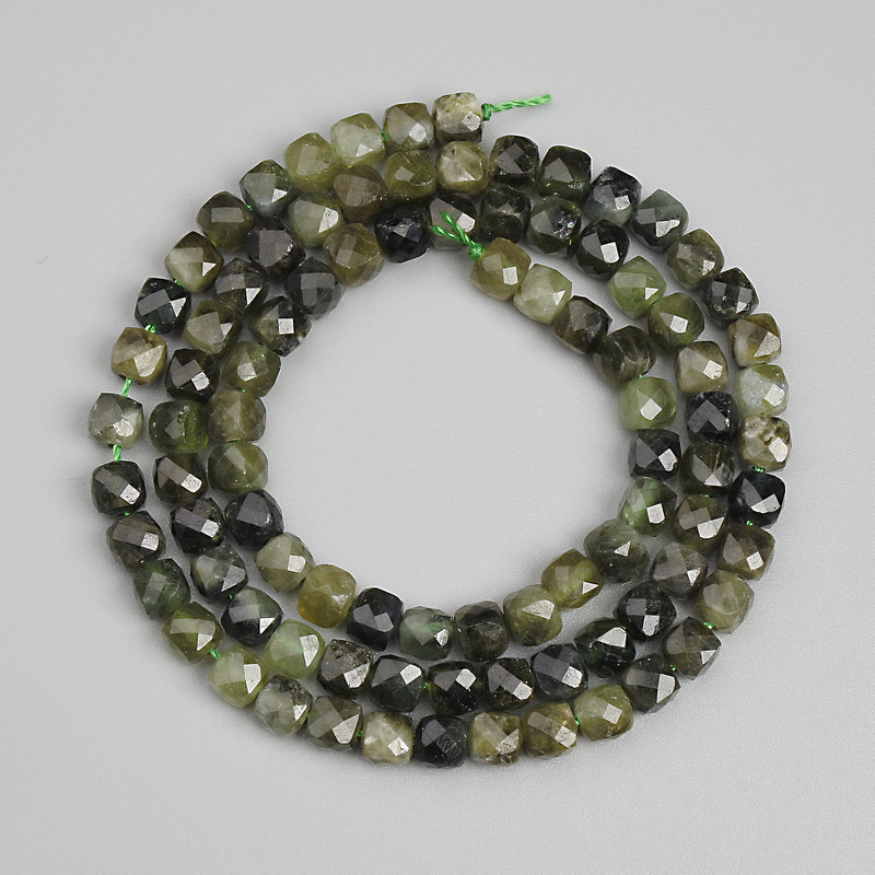 Mărgele din turmalină verde, cuburi tăiate 4x4 mm, lungime 39 cm, pe șnur