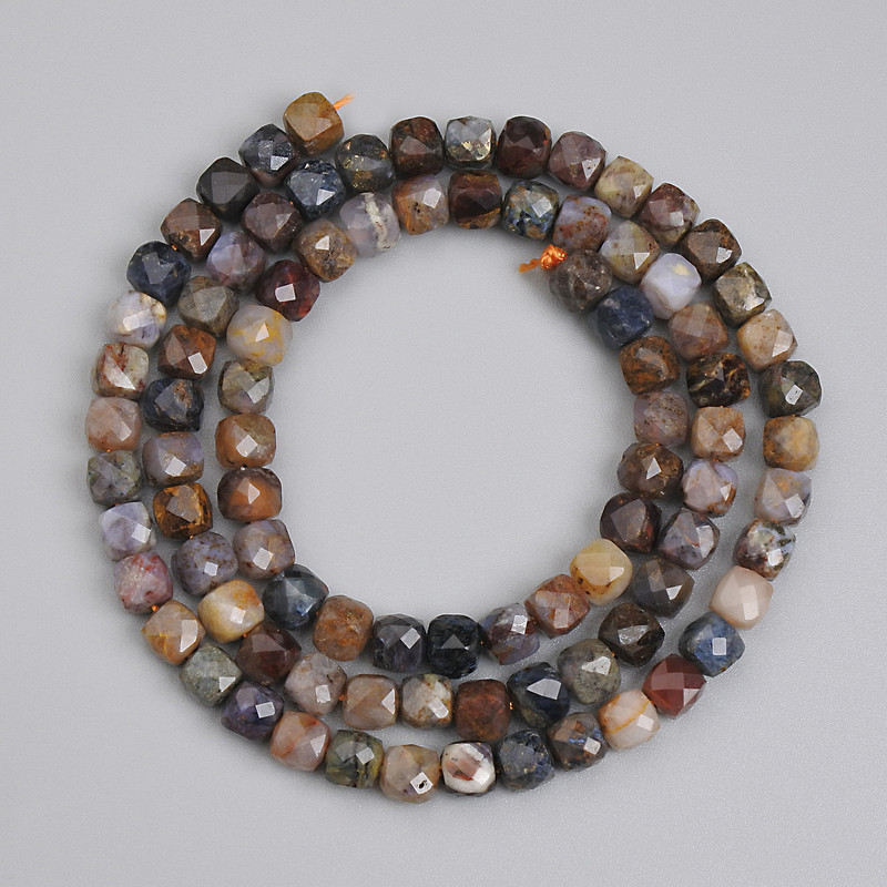 Mărgele Petersit, cuburi tăiate 4x4 mm, lungime 39 cm pe șnur