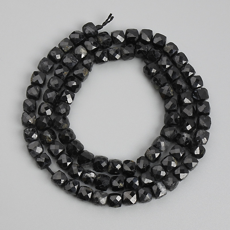 Reducere! Mărgele din turmalin negru, cuburi tăiate, diametrul 4x4 mm ±, pe șnur, lungime 39 cm+