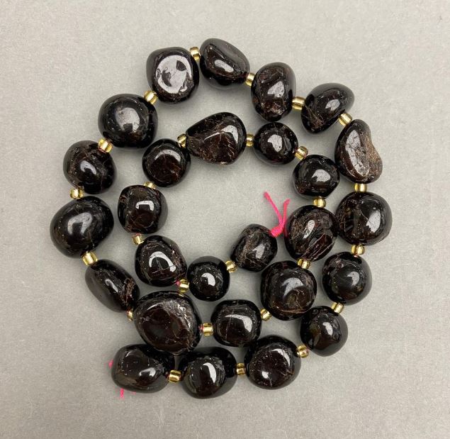 Mărgele de granat facetate, diametru 11–16×10–15 mm, cu mărgele de nisip de 3 mm, pe șnur, lungime 41 cm+