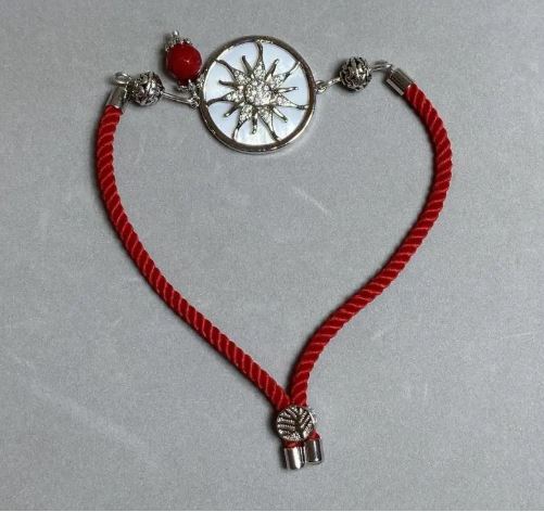 Brățară textilă, diametrul 5,5 mm ±, reglabilă prin strângere, cu inserție metalică, diametrul 24 mm ±, metal argintiu