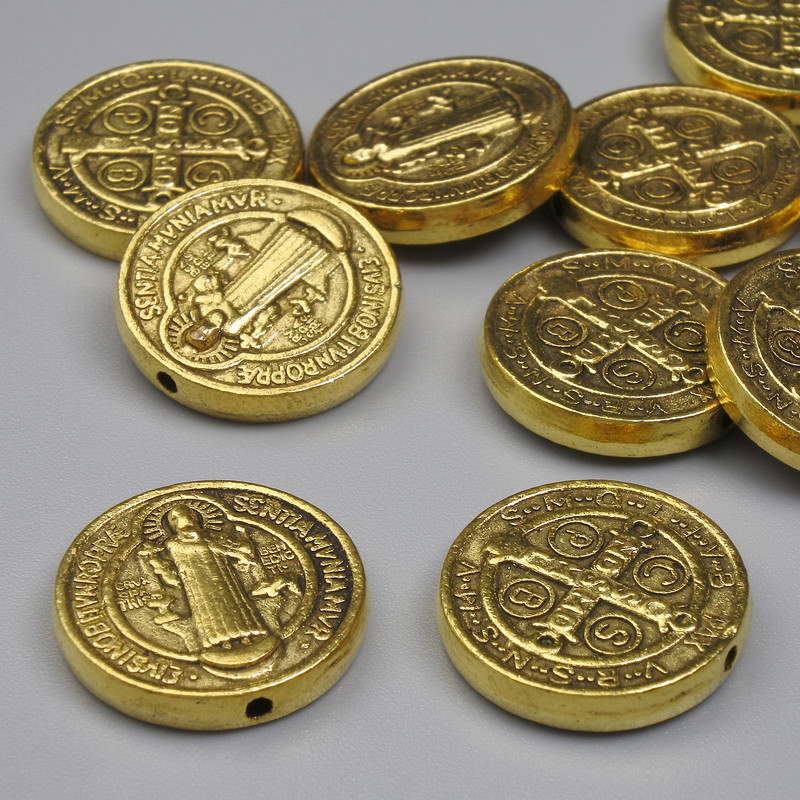 Furnitură mărgea-inserație Sfântul Benedict, culoare aurie, diametru 14,5 mm, diametrul găurii 1 mm, ambalaj 20 g (~10 buc.)