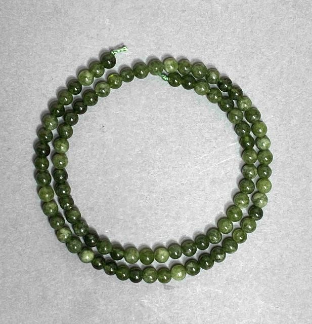 Mărgele din jadeit, formă sferică netedă, diametrul 4–5 mm, pe șnur, lungime aproximativă 38 cm