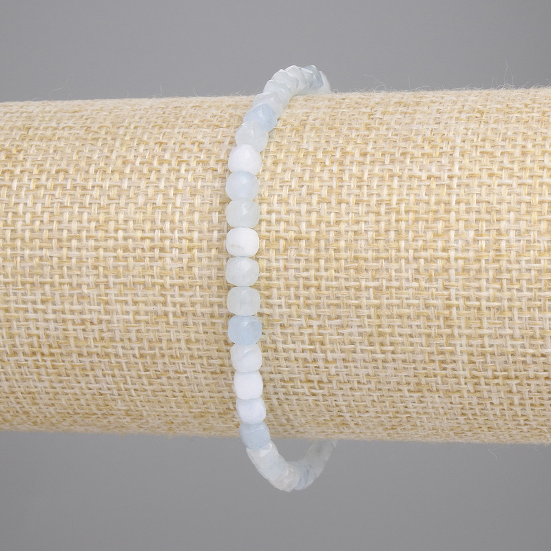 Brățară din acuamarin tăiat cu fațete, dimensiune 4×4 mm, lungime 18 cm ±, pe șnur elastic