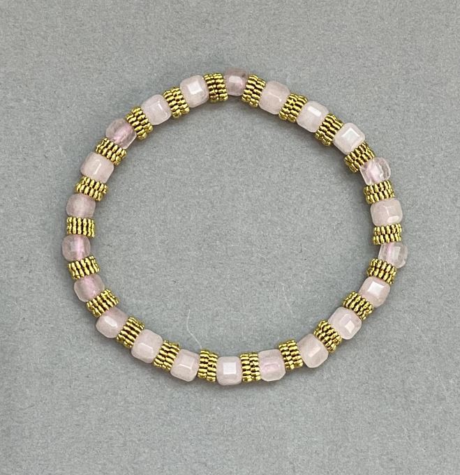 Brățară din cuarț roz, cub facetat de 5 mm, cu inserții metalice, lungime 18 cm, pe elastic
