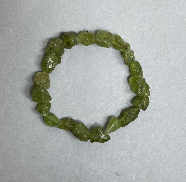 Brățară cu hrizolit din piatră brută, diametru 10-14×9-10 mm, lungime 18 cm, elastic