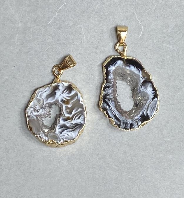 Pandantiv din piatră naturală de agat, tăietură druzy 23-25×20-22 mm, lungime 32-37 mm, dimensiune asortată