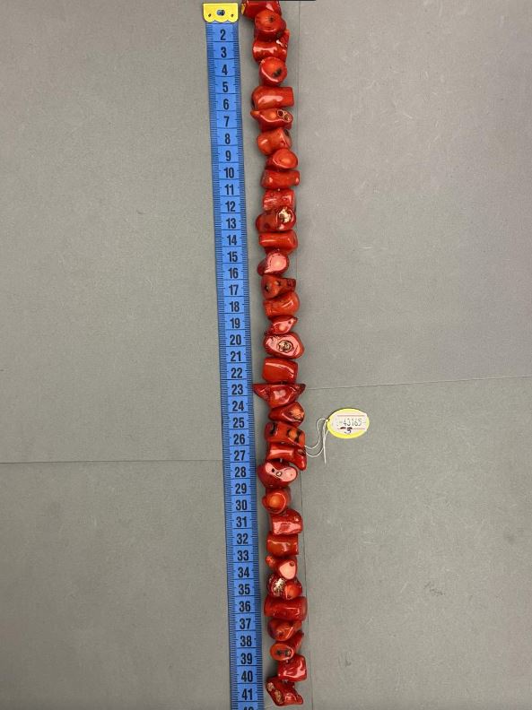 Mărgele din coral natural tăiate, sortiment de dimensiuni, diametrele sortimentului de la 12×10 mm până la 30×12 mm, greutate aproximativă de 242 g, lungime 40 cm ± pe fir