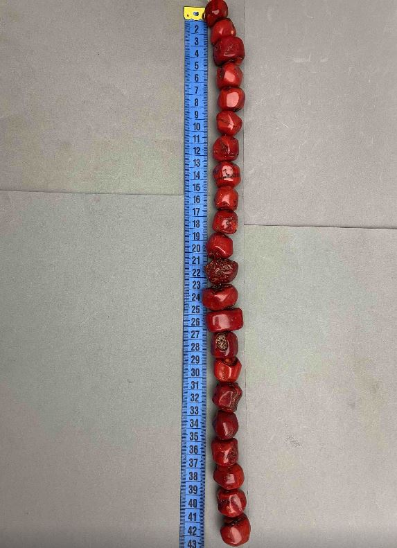 Mărgele din coral natural, tăiate, asortiment de dimensiuni, diametre asortate 12–20 mm × 18–24 mm, greutate aproximativă 288 g, lungime 42 cm, pe fir