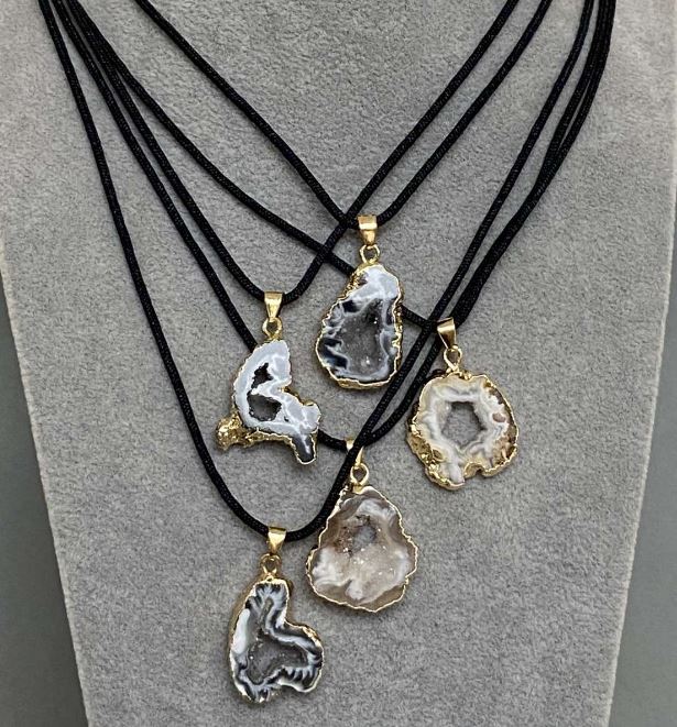 Pandantiv din agat cu druzy tăiat, 23-25 x 20-22 mm, lungime 32-37 mm ±, mărimi asortate pe șnur, lungime 56 cm ±, reglabil