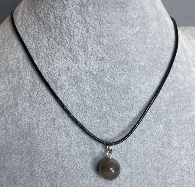 Pandantiv din agată, formă de sferă, diametrul aproximativ 12 mm, pe șnur, lungime 60 cm + lanț de 5 cm