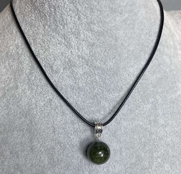 Pandantiv din serpentină artificială, bilă, diametrul 14 mm, pe șnur, lungime 60 cm + lanț de 5 cm