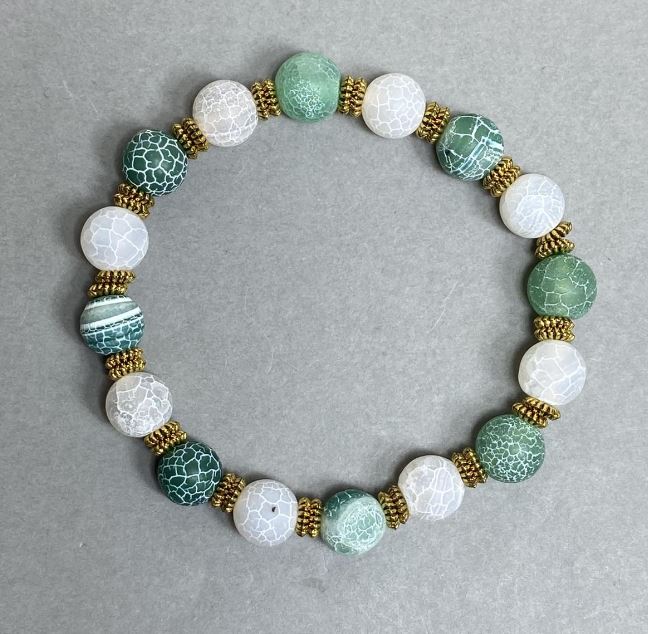 Brățară din agat înghețat, bile de 10 mm, cu inserții metalice, lungime 18 cm, elastic