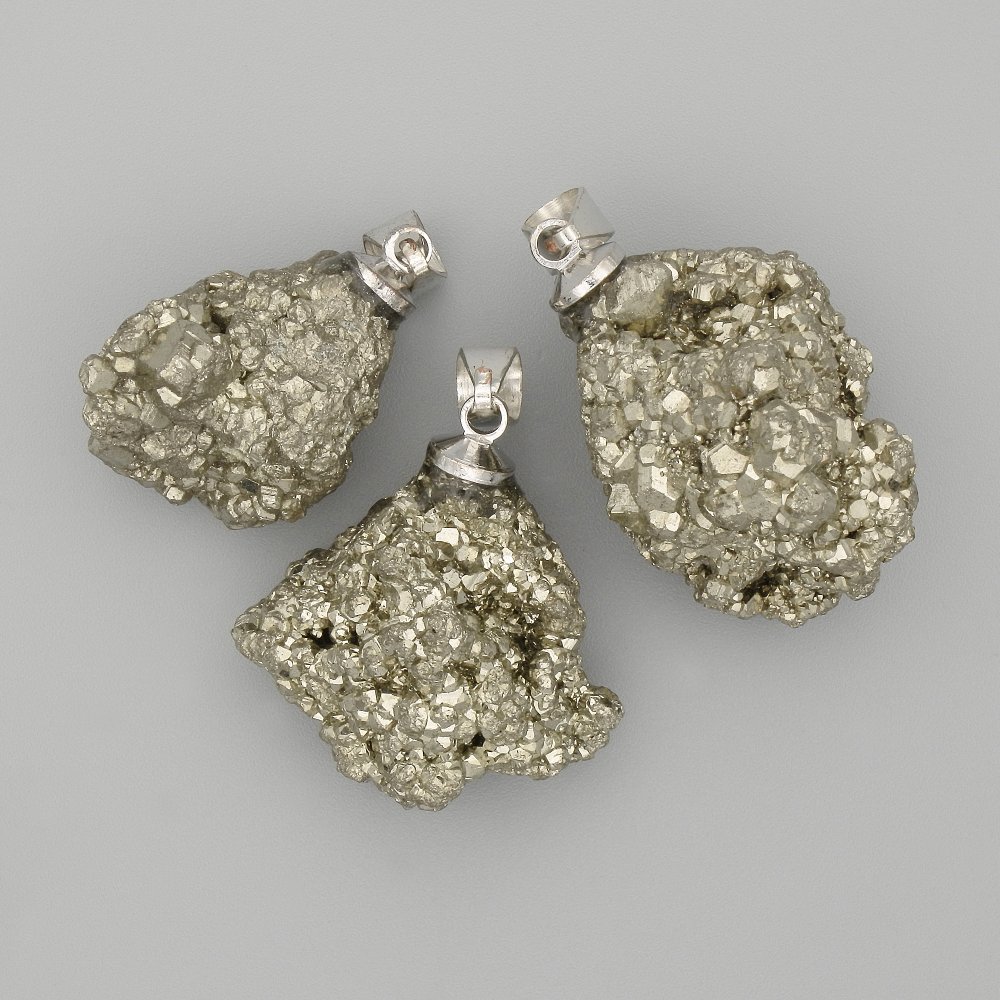 Pandantiv din pirită brută, diametru aproximativ ~25x18 mm+-, lungime 40 mm+