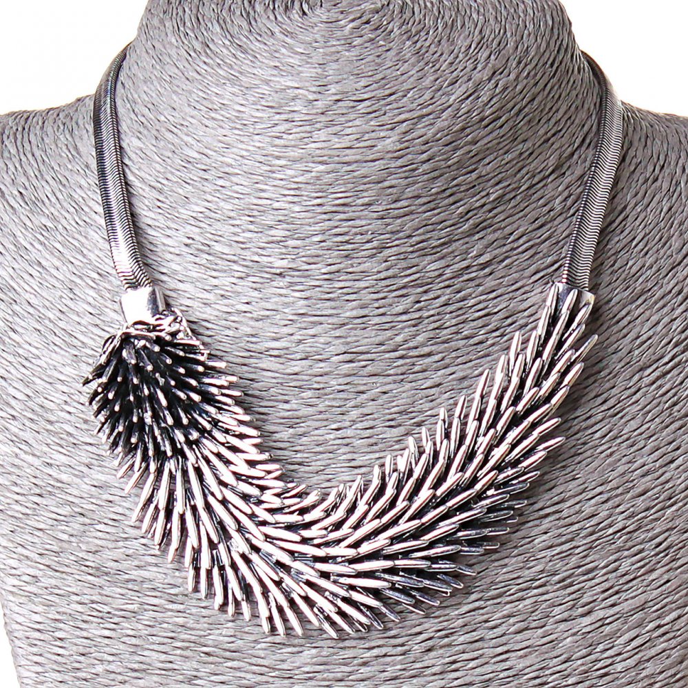 Colier arici argintiu cu pandantiv din oțel (15×3 cm), cu strasuri, lungime 40–50 cm