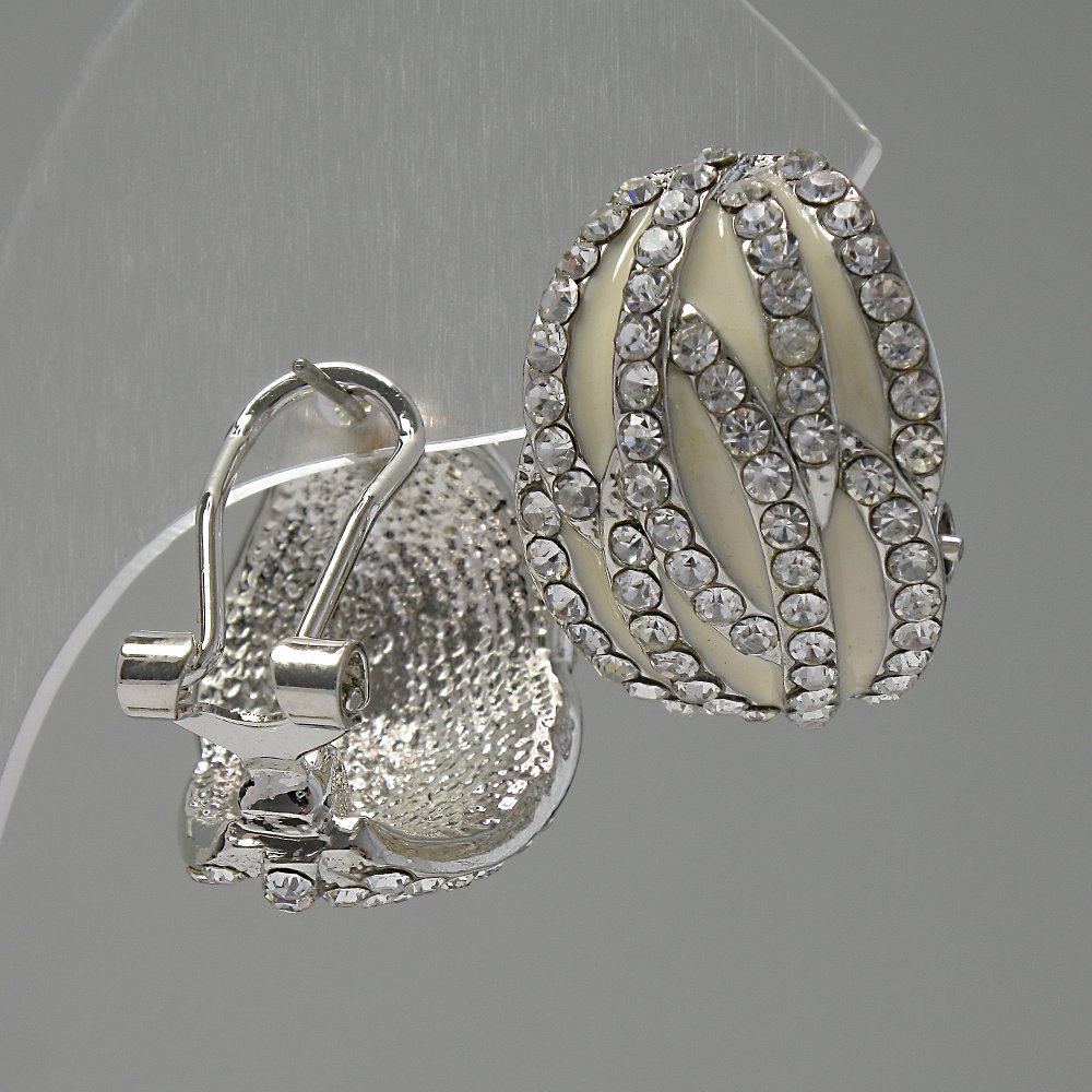 Cercei clasici «Gofră» email alb / strasuri / metal placat cu argint / 22 x 20 mm