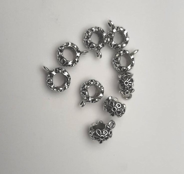 Bail - suport în formă de floare, culoare argintie, diametru interior 6 mm, ambalaj 8 buc.