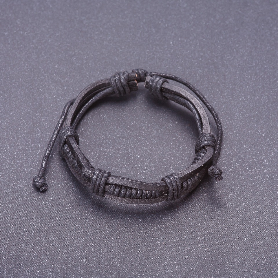 Brățară «Vânător de urme» din piele ecologică neagră, cu închidere reglabilă