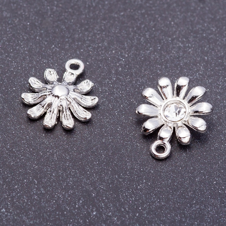 Pandantiv «Margaretă» argintiu deschis, diametru 13 mm, lungime 16 mm, set de 9 bucăți