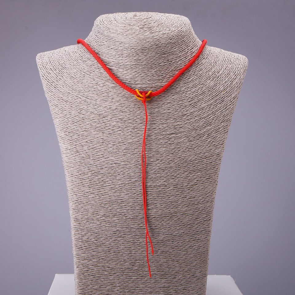 Șnur pentru gât roșu cu închizător galben, 60 cm