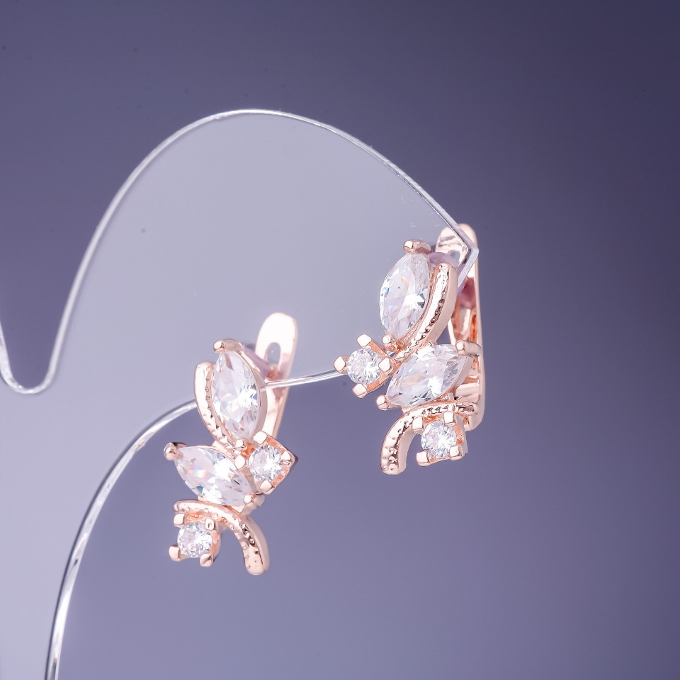 Cercei cu cristale albe de 19×12 mm, metal auriu