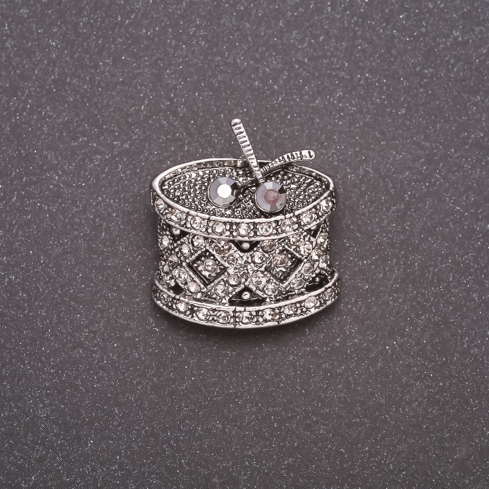 Broșă tobă în strasuri, metal gri