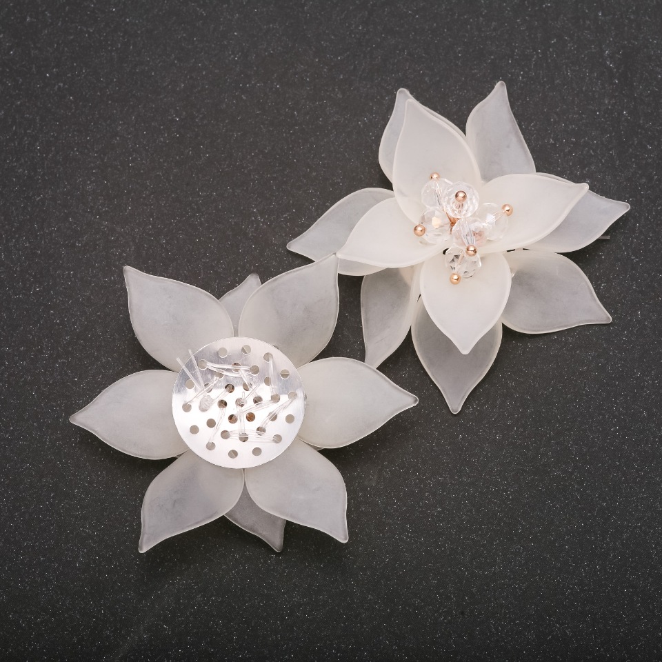 Patch decorativ Floarea de crin bej acrilic, diametrul 50 mm (+/-)