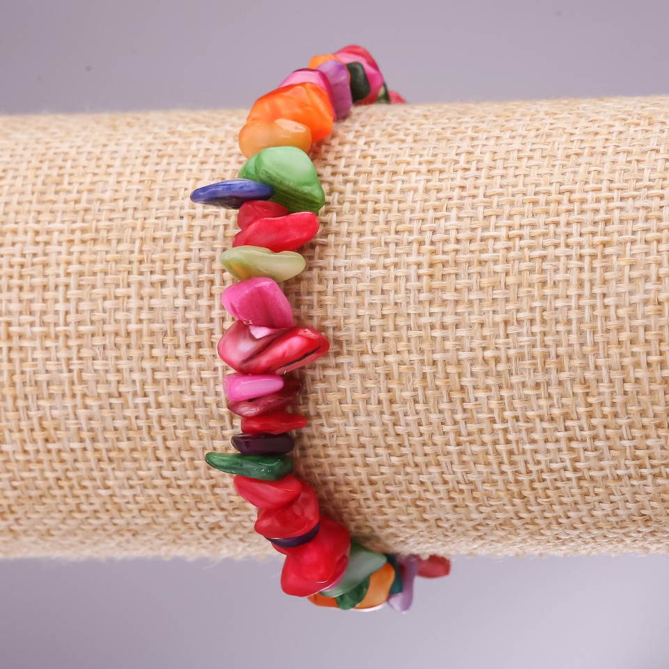 Brățară din sidef natural multicolor, fragmente mărunți pe elastic, diametrul 5–8 mm, lungimea 18 cm