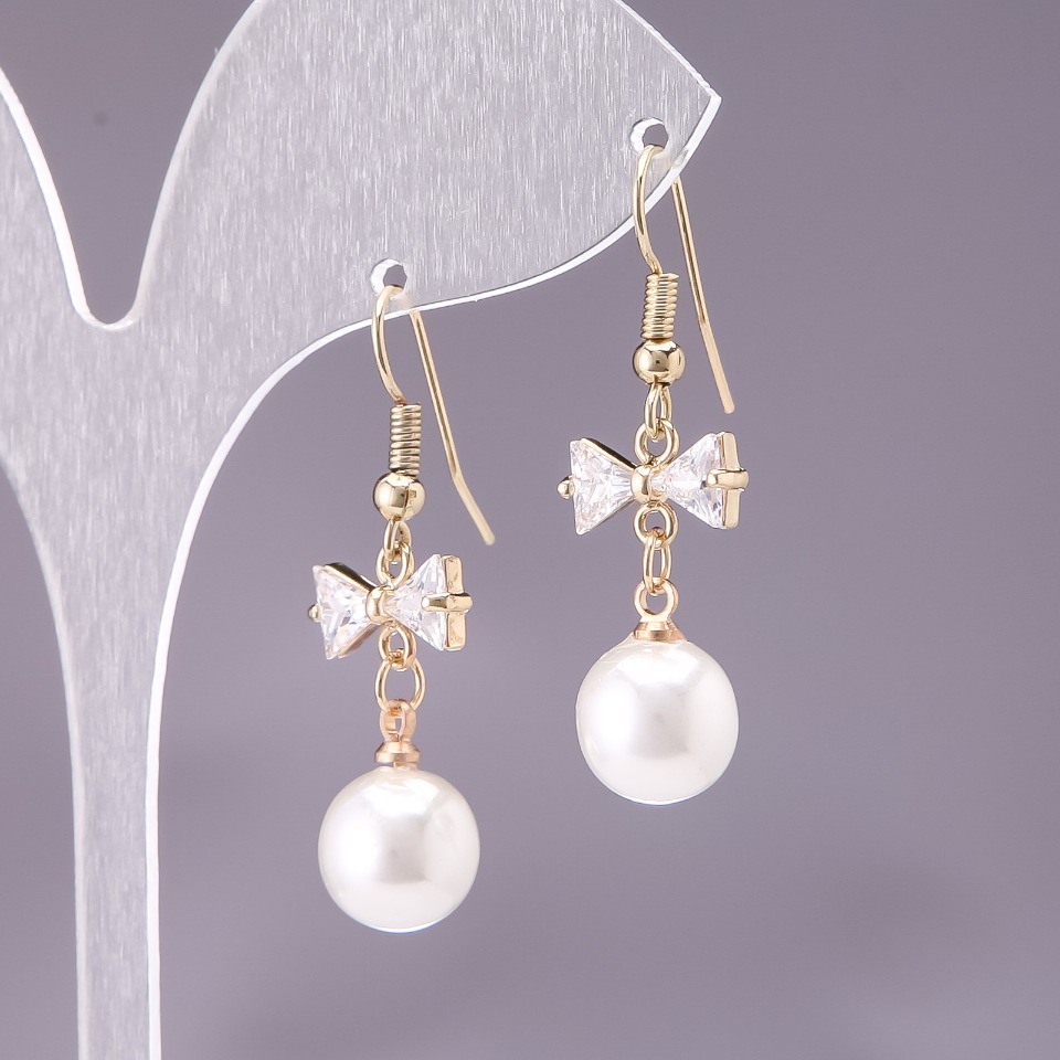 Cercei cu fundițe din mărgele albe, diametrul 10 mm, lungimea 3 cm, metal auriu