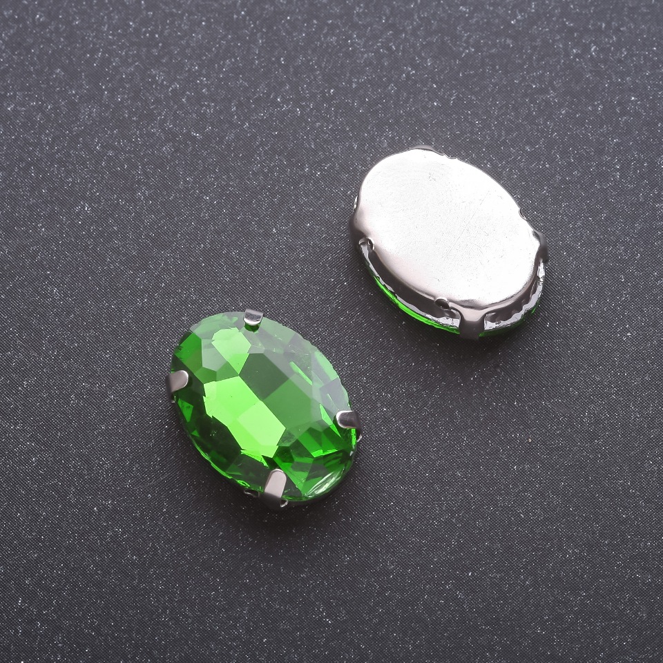 Preț pentru pachet /10 bucăți. Cristal cusut în capac oval 13×18 mm, verde