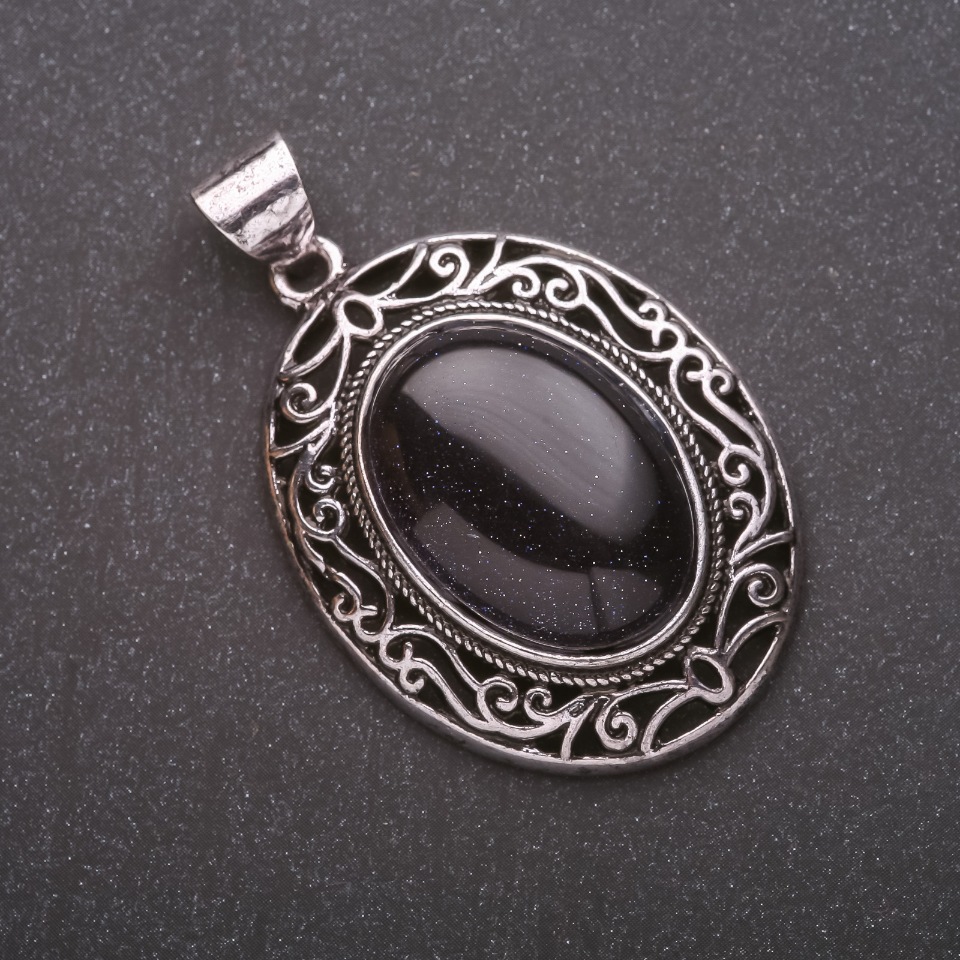 Pandantiv cu aventurin sintetic „Nisip albastru al nopții Cairo” în montură în stil vechi 33×40×52 mm