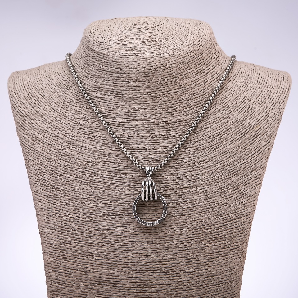 Кулон в стилі "панк гот" Лапа з кільцем 24х6мм на ланцюжку, довжина 65см