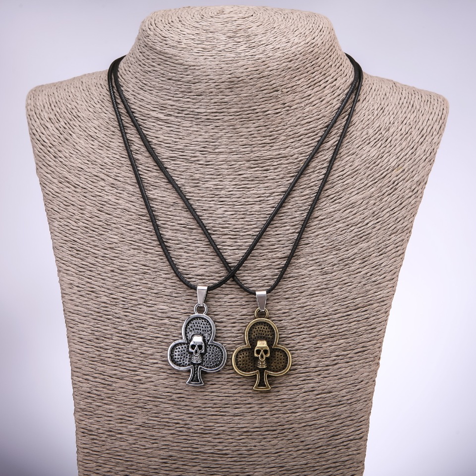 Pandantive pereche de prietenie «Treflă cu cranii»