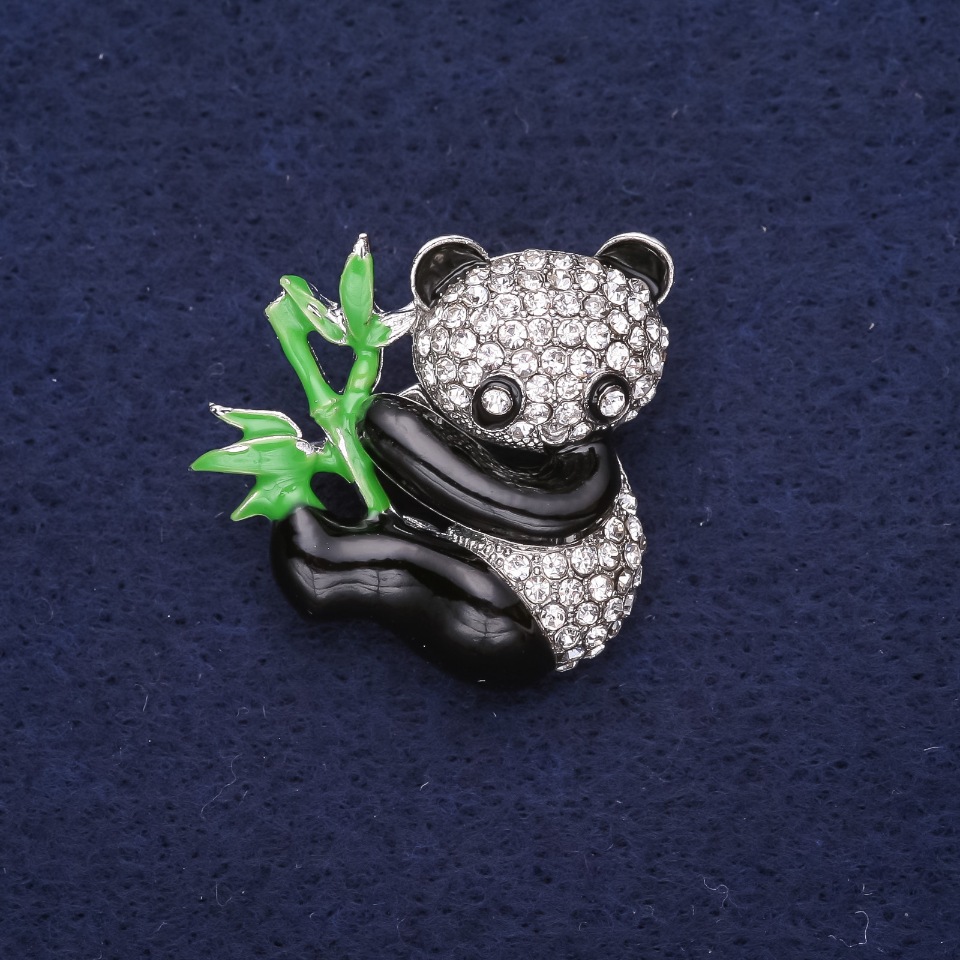 Broșă Panda cu strasuri în email, culoare albă, neagră și verde, 28×28 mm, metal argintiu