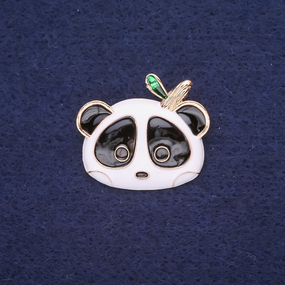 Broșă Panda emailată alb-negru și verde, 28×24 mm, metal galben