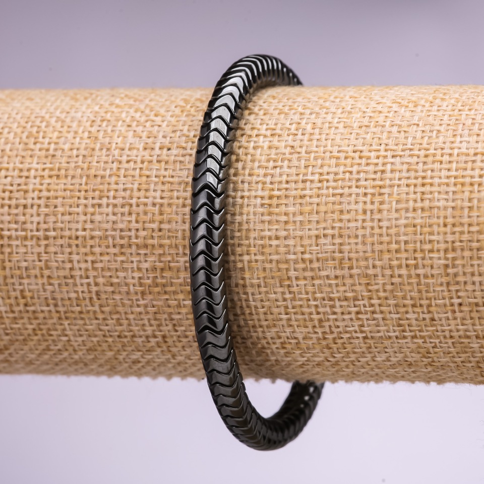 Brățară cu piatră hematit – rondel, margine zigzag cu dinți rotunzi, diametru 6x4 mm, lungime 18 cm