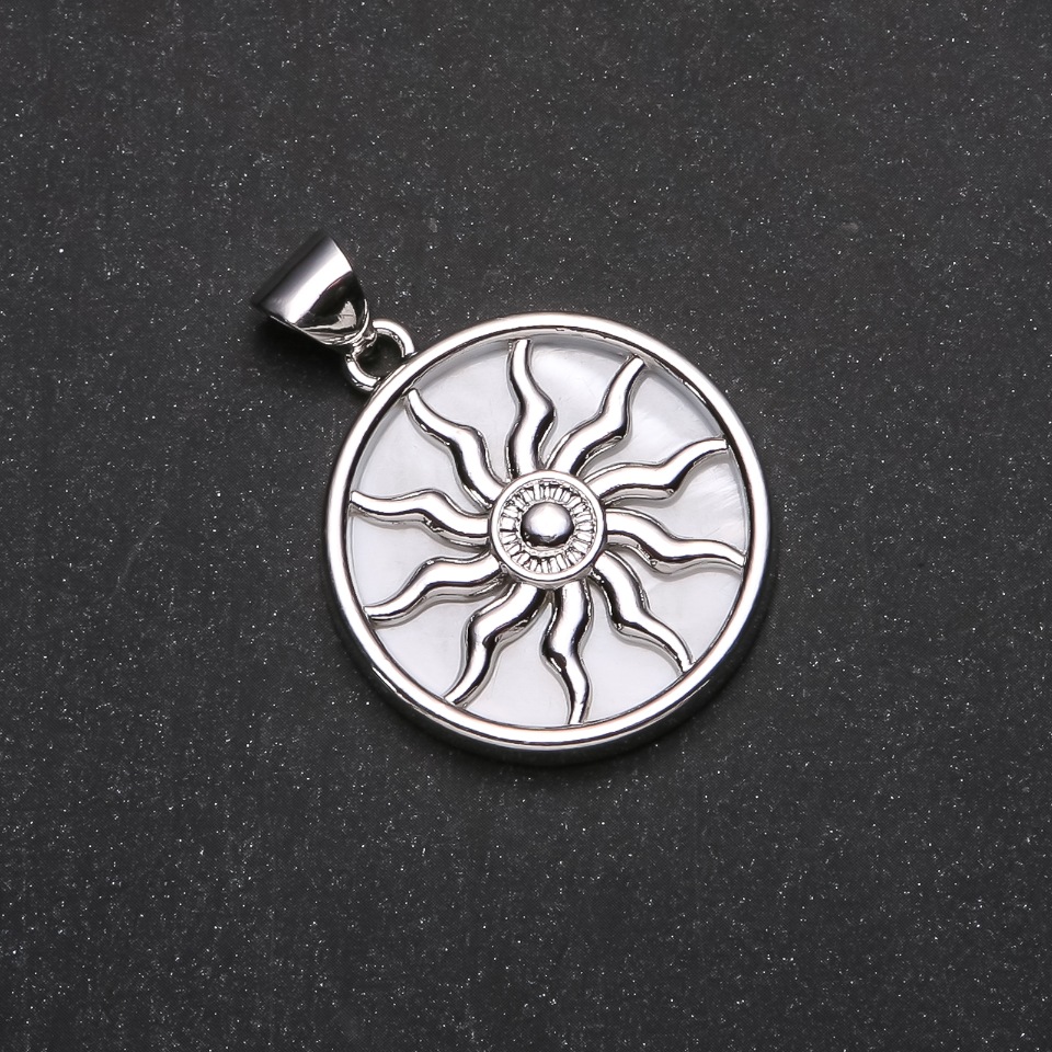 Pandantiv Yarilo din sidef alb, diametrul 32 mm