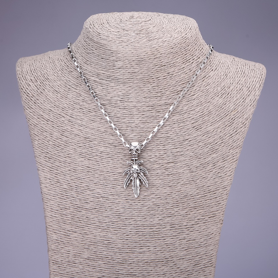 Pandantiv cu craniu 20x44 mm pe lanț, lungime 55 cm