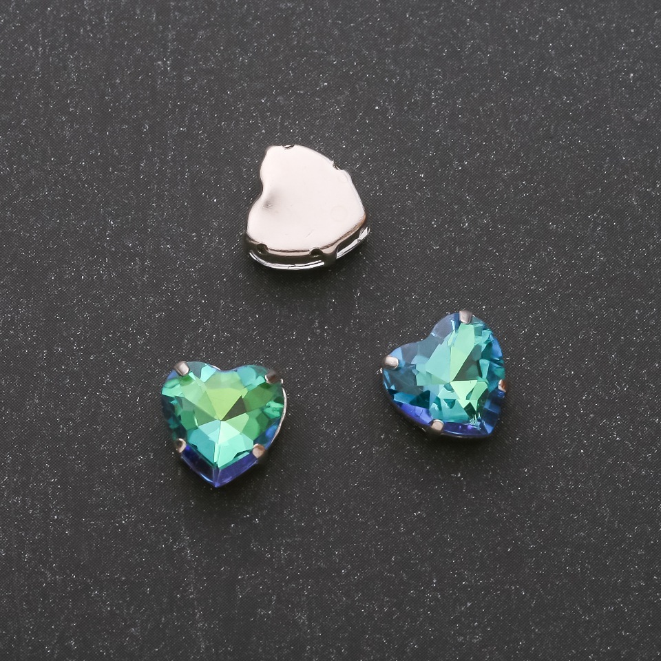 Preț per pachet / 10 buc. Cristal cusut în montură, formă de inimă, 10 mm, verde-albastru