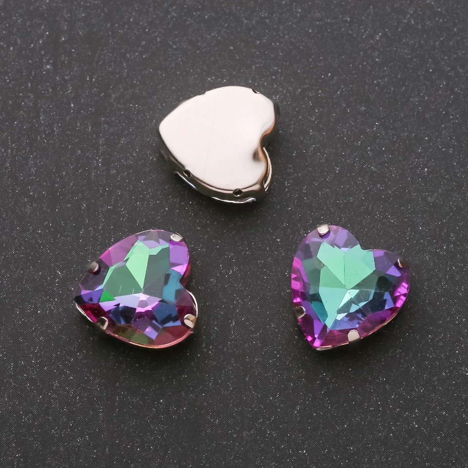 Preț pentru pachet /10 buc. Cristal cusut în formă de inimă 14 mm verde-mov