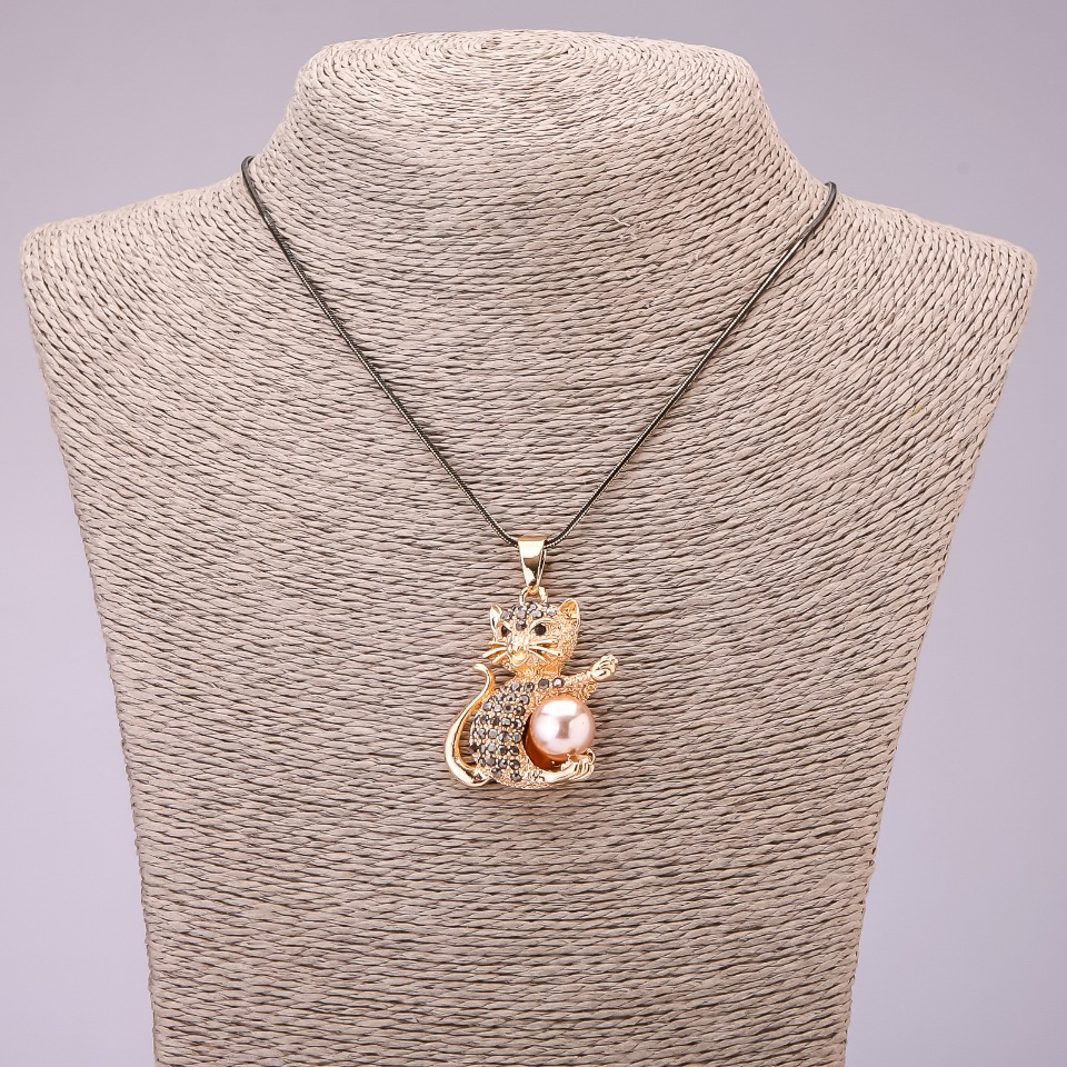 Pandantiv „Pisicuță” cu cristale negre pe lanț lung din metal în nuanță de aur negru, diametrul 30x39 mm, lungime 70 cm