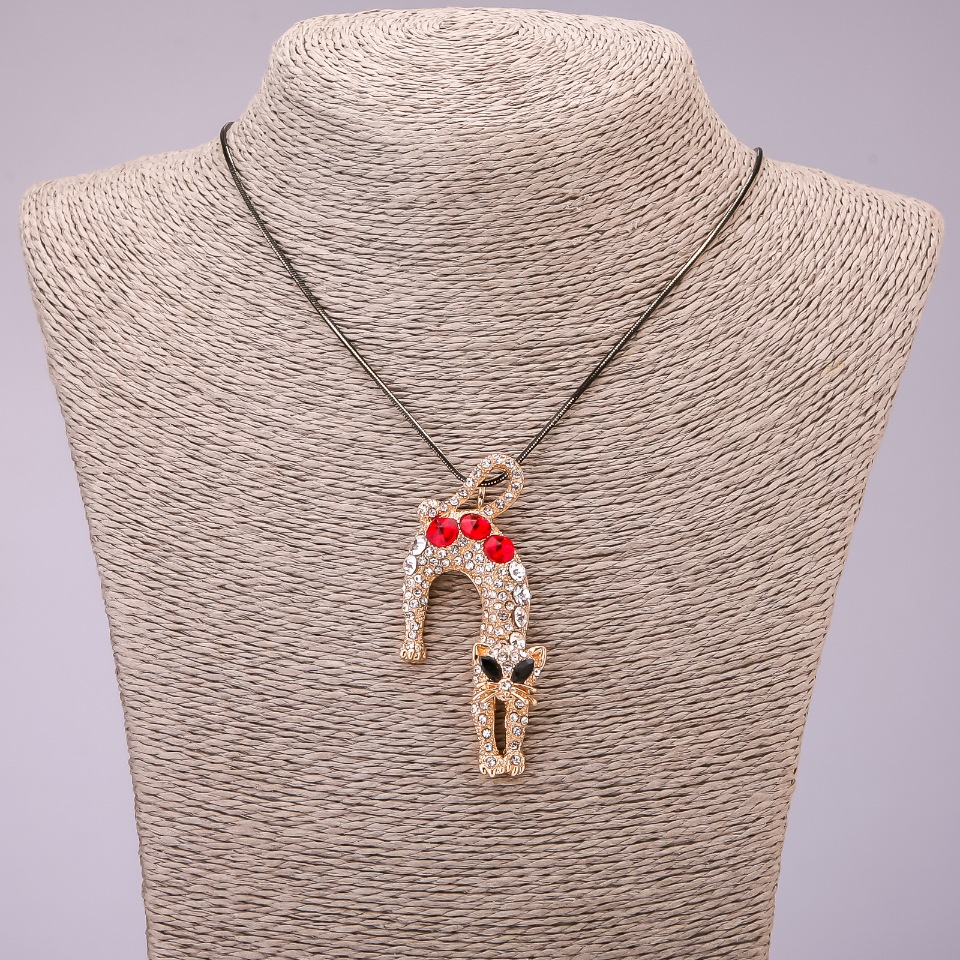 Pandantivul „Pisică” cu cristale pe lanț lung din metal „aur negru”, diametrul 31x65 mm, lungime 70 cm